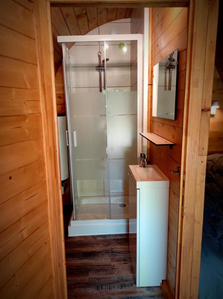La salle de bains est pourvue d'une douche et d'un lavabo dans une cabine. dans l'établissement Camping Domaine de Mepillat, à Saint-Nizier-le-Bouchoux