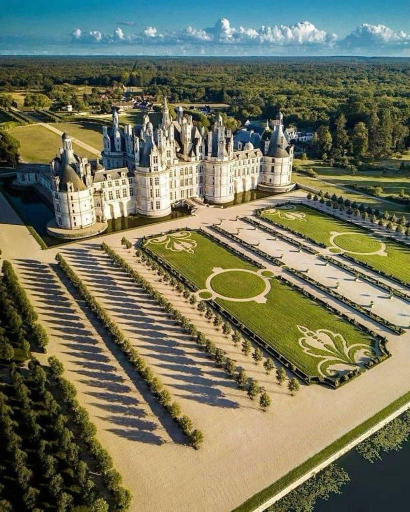 - une vue aérienne sur un grand bâtiment avec un jardin dans l'établissement mobil-home de 4 à 6 personnes, à Onzain