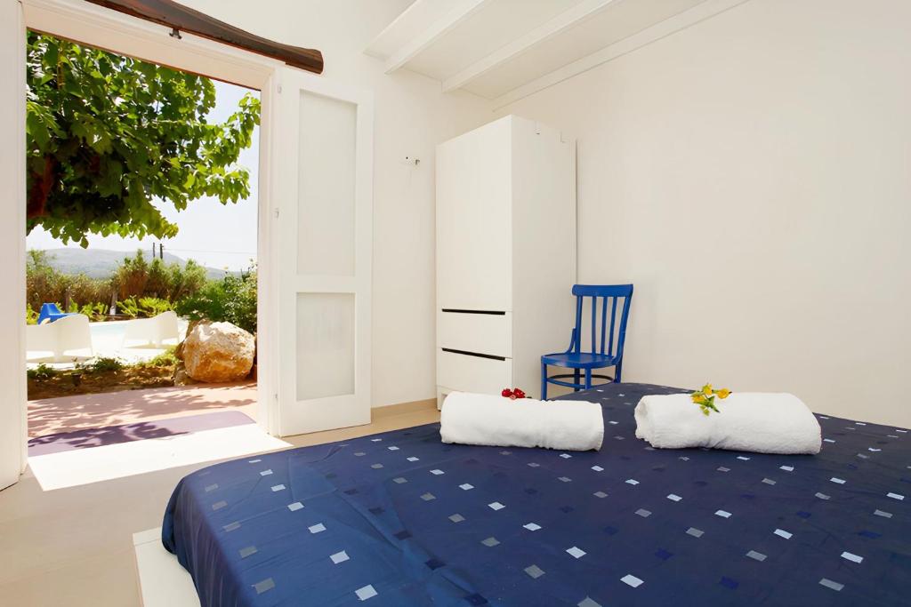 une chambre avec un lit bleu et une chaise bleue dans l'établissement Villa 2 Pini, à Alcamo