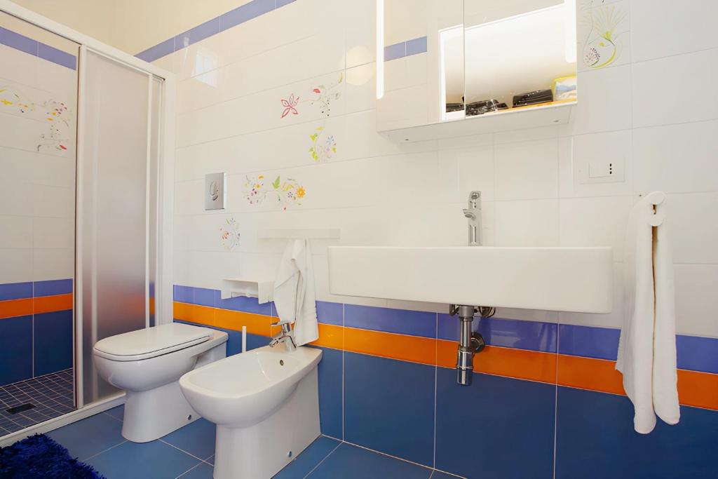 une salle de bain avec toilettes et lavabo dans l'établissement Villa 2 Pini, à Alcamo 28 autres photos