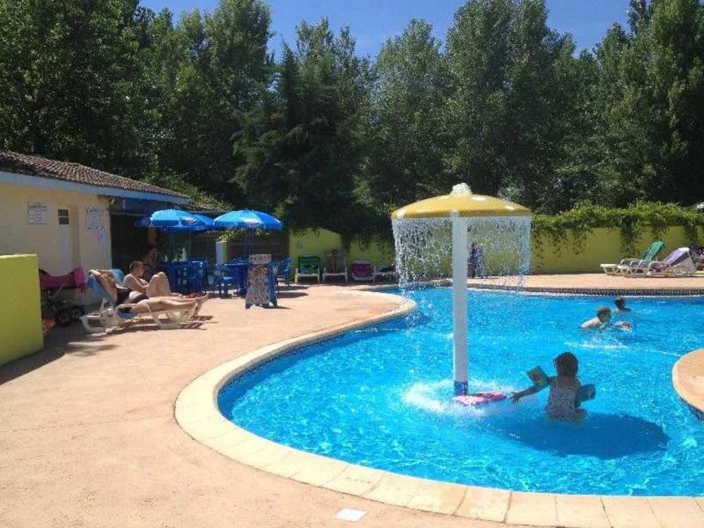 Photo de la galerie de l'établissement Camping 4 étoiles - Piscine - ccaffbg, à Villeneuve-lès-Béziers