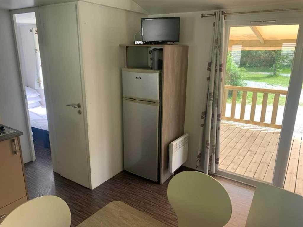 Il comprend une cuisine équipée d'un réfrigérateur. dans l'établissement Camping 3 étoiles - Piscine - ccagi0g, à Thiviers