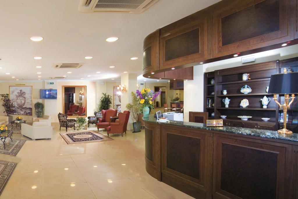 un hall d'entrée avec une salle d'attente et une pharmacie dans l'établissement Hotel Orizzonte, à Letojanni