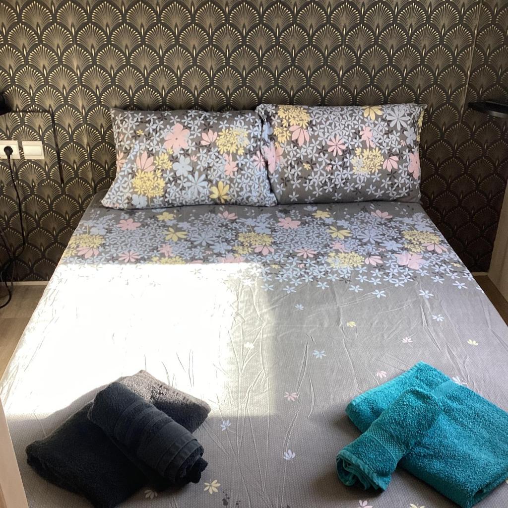 - un lit avec 2 oreillers et 2 serviettes dans l'établissement Frejus tout confort, climatisation,plus ventilation toutes les chambres, linge de lit et de toilette , coffre fort, lavé vaisselle machine à laver grande terrasse couverte velos et wifi possible, à Fréjus 37 autres photos