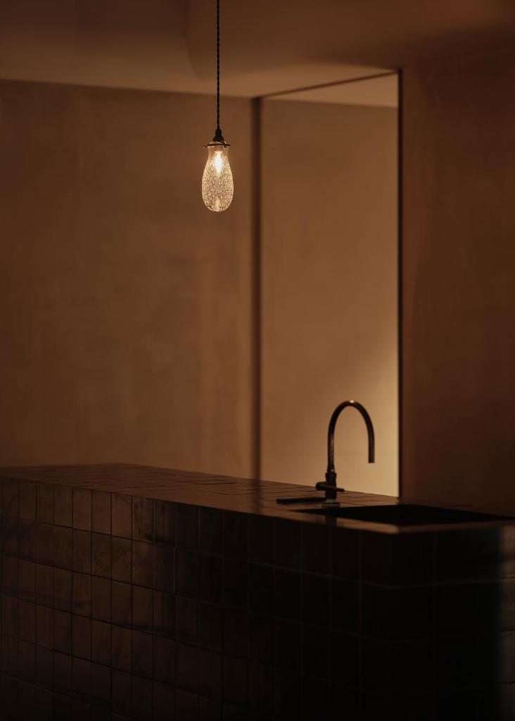 La salle de bains est pourvue d'un lavabo et d'un éclairage. dans l'établissement Yamanakaonsen Hanamurasaki, à Kaga 37 autres photos