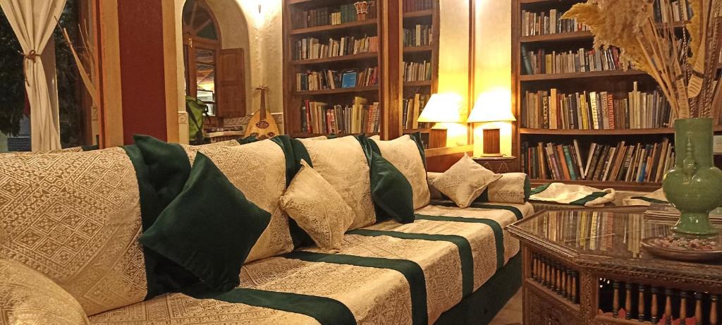 un salon avec un canapé et une table dans l'établissement Dar Taliwint, à Marrakech 37 autres photos