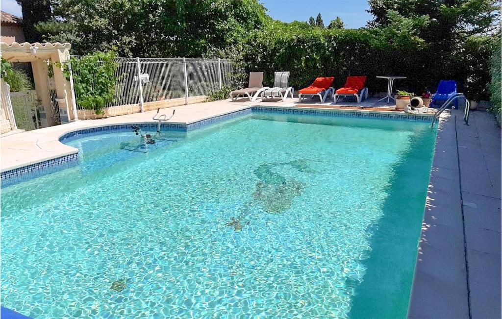 une grande piscine avec deux chaises dans l'établissement Pet Friendly StaCaravan, à Entraigues-sur-la-Sorgue 14 autres photos