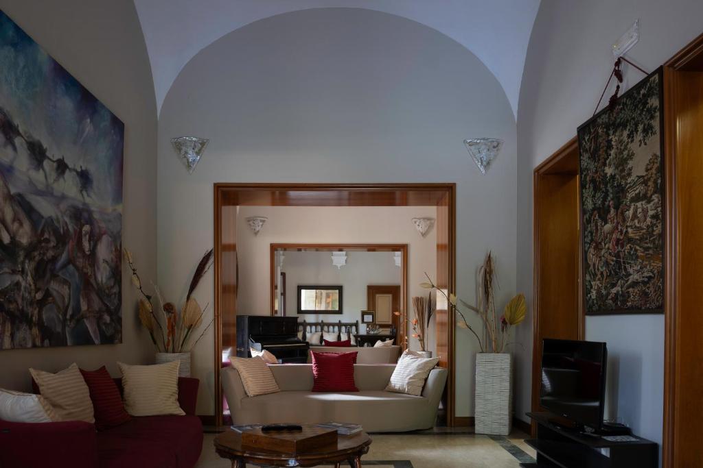un salon avec un canapé et une télévision dans l'établissement Park Hotel Napoleone, à Portoferraio