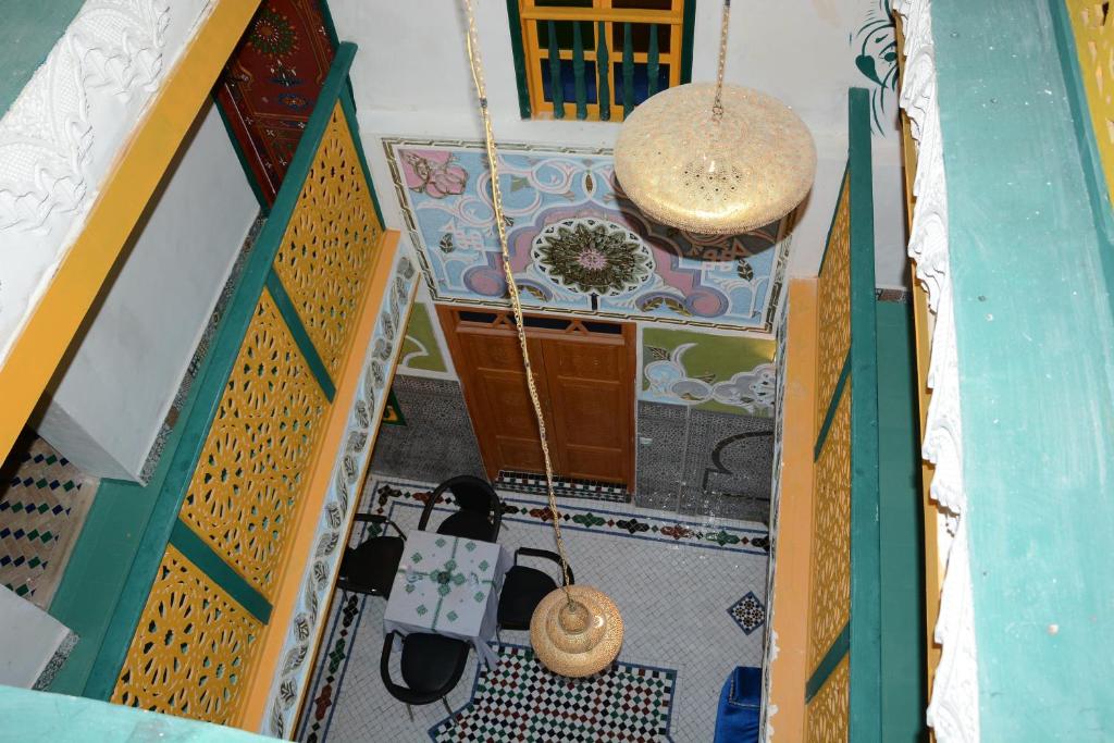 une vue aérienne d'une pièce avec une cuisine et un plafond dans l'établissement Riad Safir Fes Deluxe, à Fès