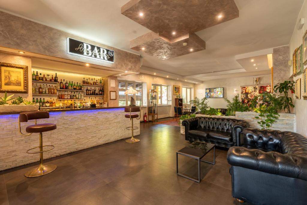 un bar avec des meubles en cuir et un comptoir dans l'établissement Hotel Villa, à Bisceglie