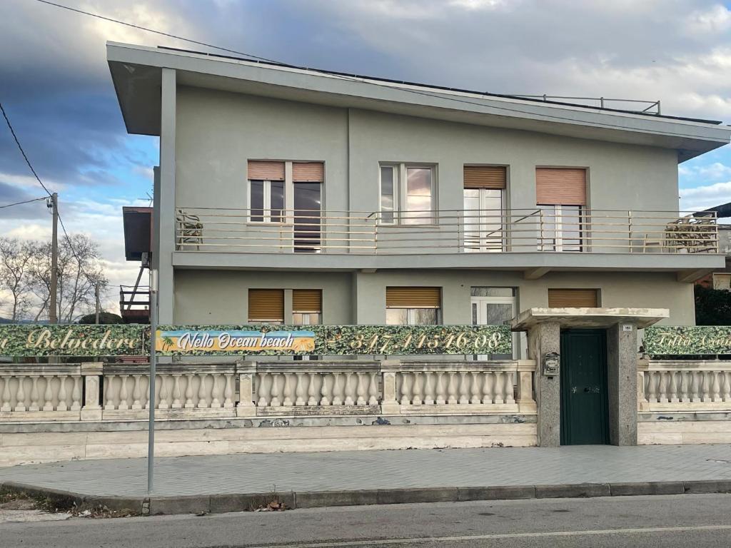 un bâtiment avec un balcon au-dessus dans l'établissement Villa belvedere mini appartamento, à Pontecagnano