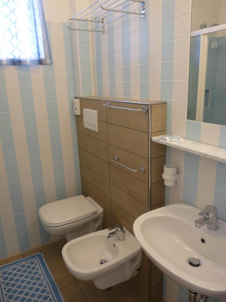 une salle de bain avec toilettes et lavabo dans l'établissement Hotel Haarlem, à Rimini