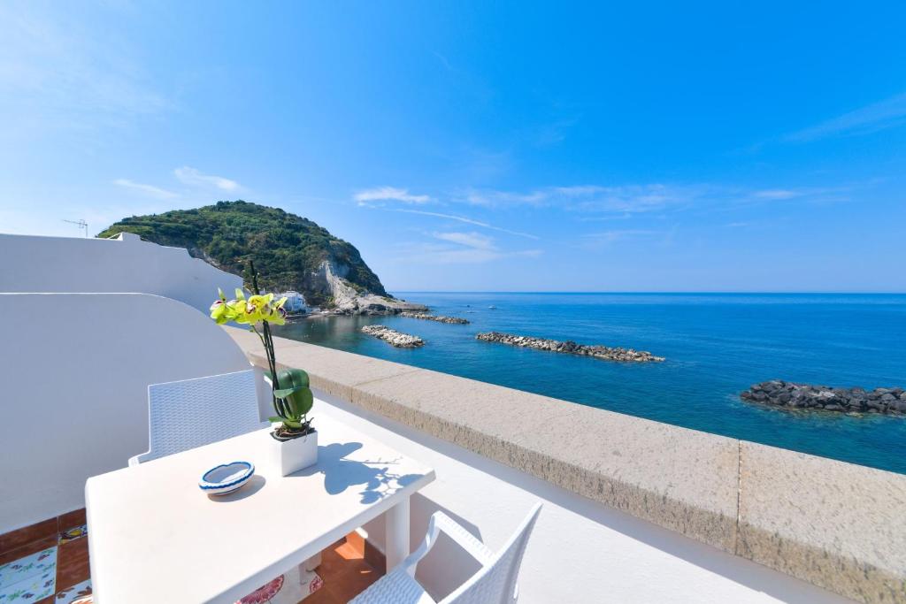 une vue sur l'océan depuis un balcon dans l'établissement Hotel Casa Celestino, à Ischia 90 autres photos