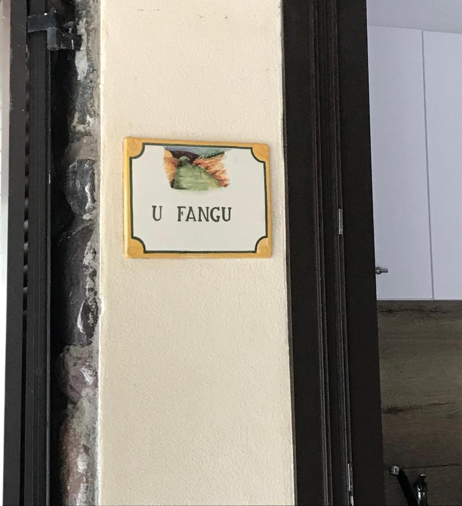 un panneau sur le côté d'une porte avec un oiseau sur celui-ci dans l'établissement Gîte A Funtana Montestremo, Balagne, Haute Corse, à Manso
