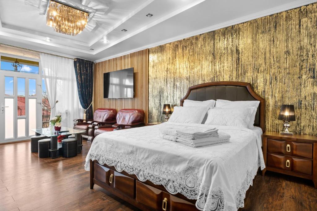 Luxurious Villa with Huge Garden, Terrace & Outdoor Space 1