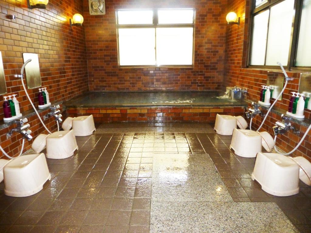 d'une salle de bains pourvue de toilettes. dans l'établissement Kawaguchiko Lakeside Hotel, à Fujikawaguchiko