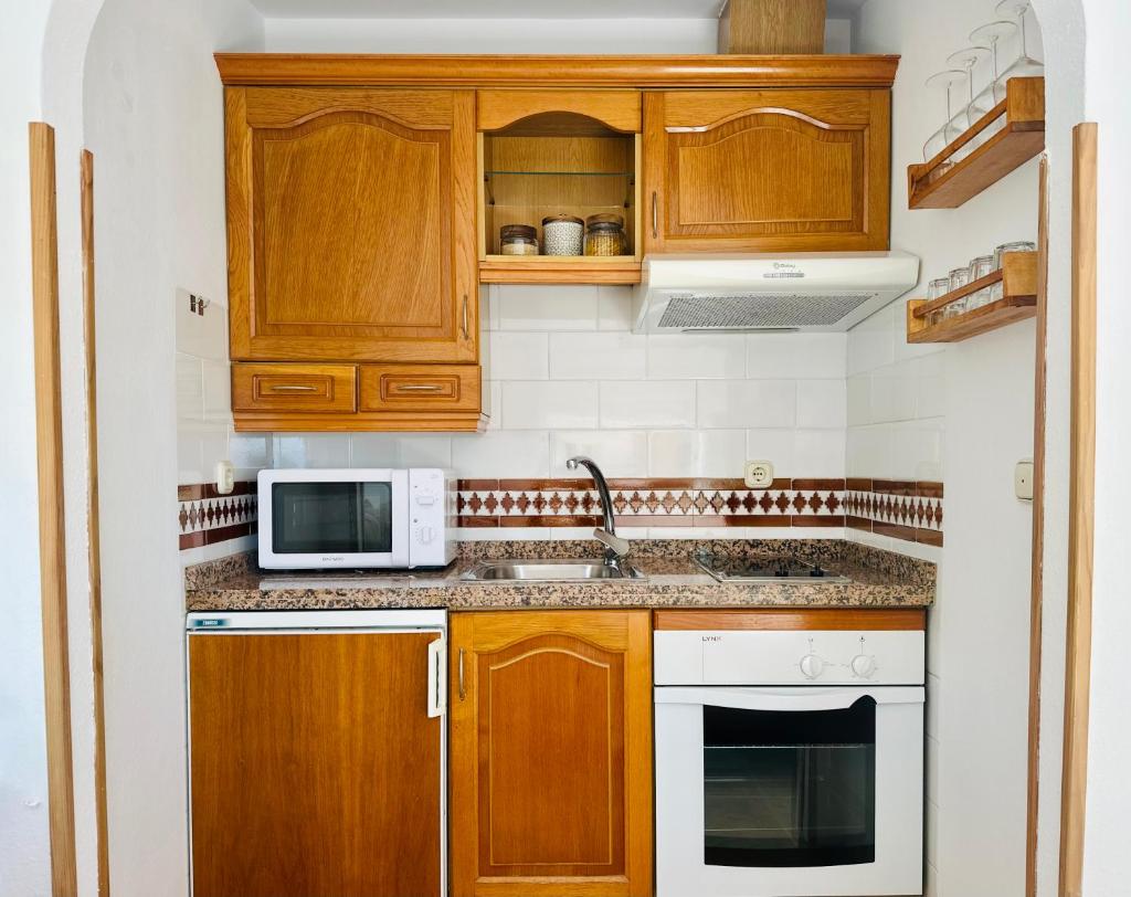 Cozy- 100m from the Beach with Pool & Perfect for2 7
