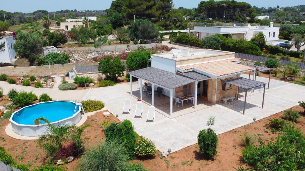 une vue aérienne d'une villa avec piscine dans l'établissement Villetta Marechiaro, à Marina di Pescoluse