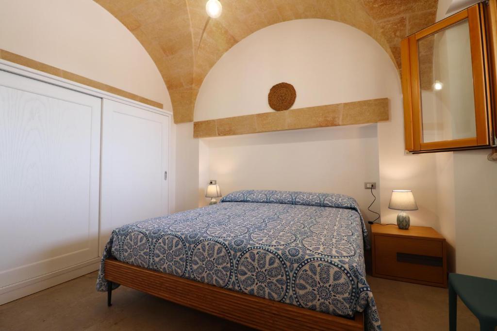 une chambre avec un lit avec une couette bleue dans l'établissement Villetta Marechiaro, à Marina di Pescoluse 59 autres photos