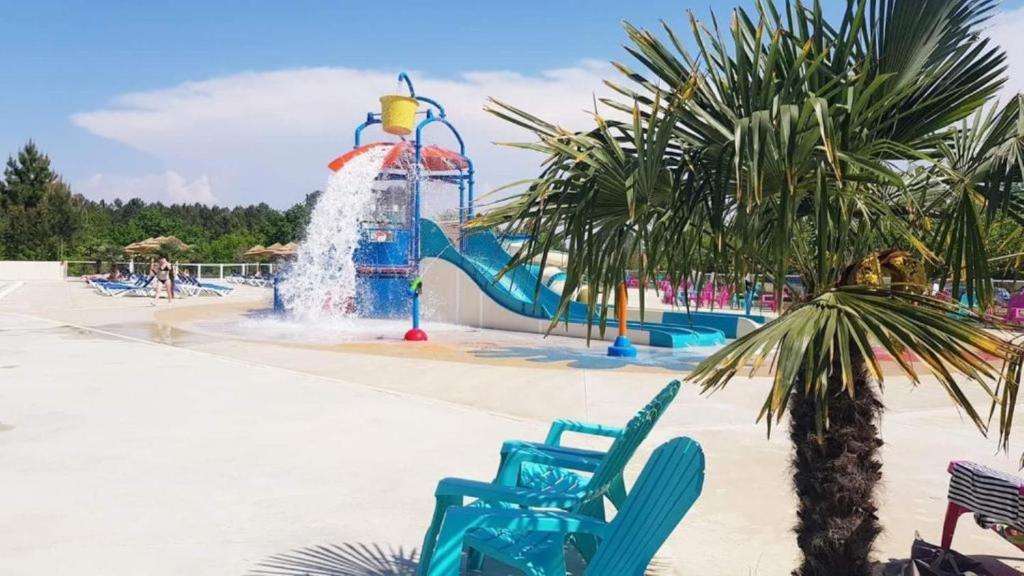 - un parc aquatique avec toboggan dans l'établissement La Lette fleurie - Mobil home Spacieux climatisé 6-8 personnes tout équipé en camping 4 étoiles, à Saint-Julien-en-Born