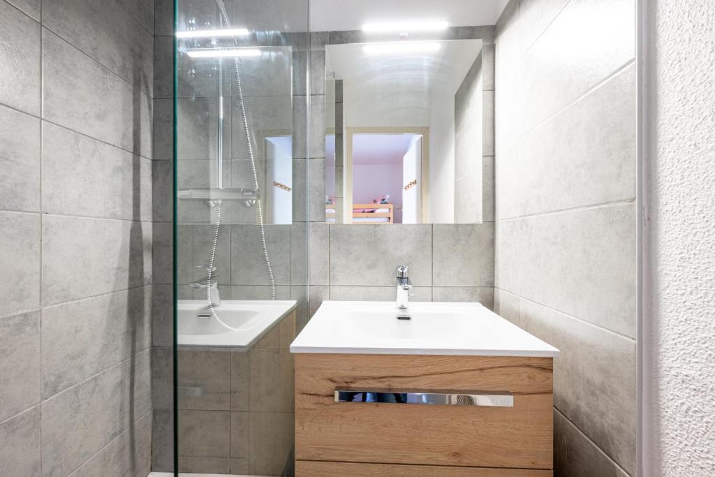 une salle de bain avec deux lavabos et un miroir dans l'établissement La Croix du Sud, à Valmeinier