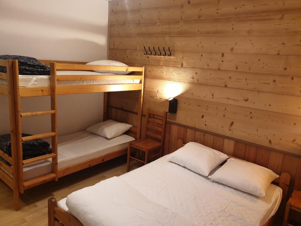 - une chambre avec 2 lits superposés dans une cabine dans l'établissement Appartements Le Clos des Gentianes, à Allevard 37 autres photos