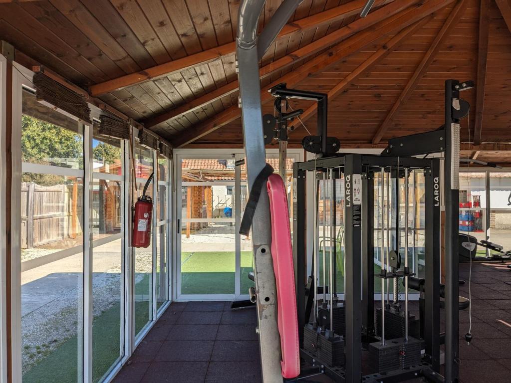 une pièce avec une salle de sport avec une planche de surf à l'intérieur dans l'établissement Mobil Home 205 6 à 8 personnes, à Gastes