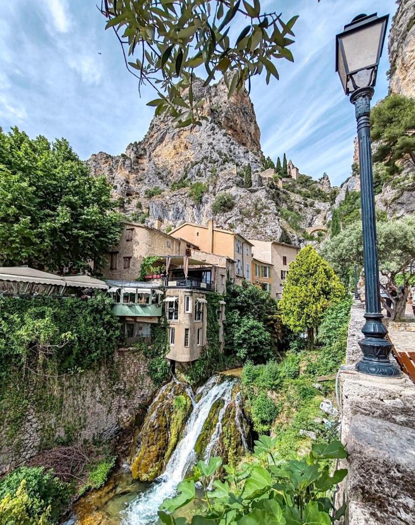 une lumière de rue à côté d'une cascade à côté d'une montagne dans l'établissement Mobil home confortable Gorges du Verdon, à Sainte-Croix-de-Verdon
