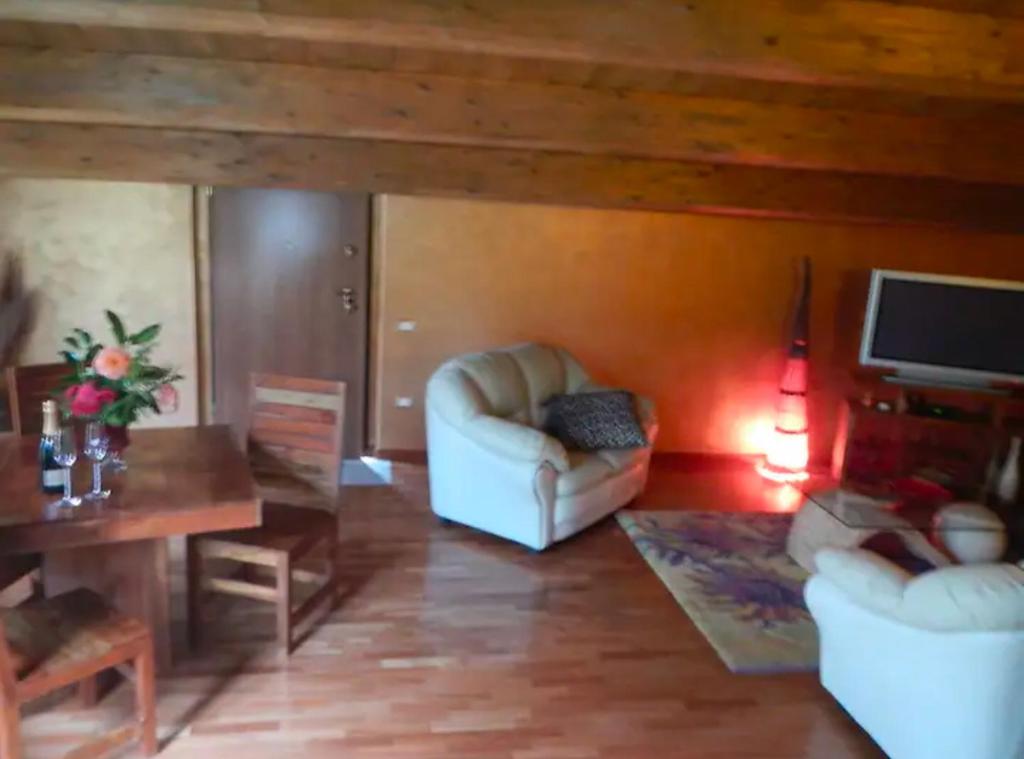 un salon avec deux chaises et une télévision dans l'établissement Villa Migi, à Archi