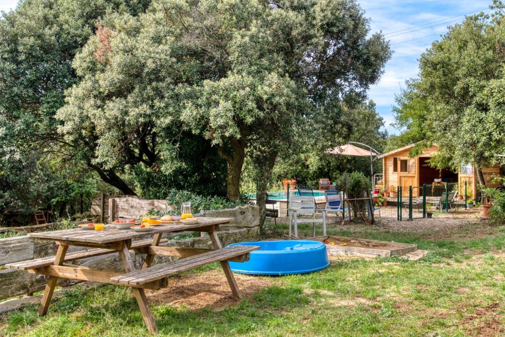 - une table de pique-nique dans une cour avec un arbre dans l'établissement Glamping Tent Joy, à Vélieux