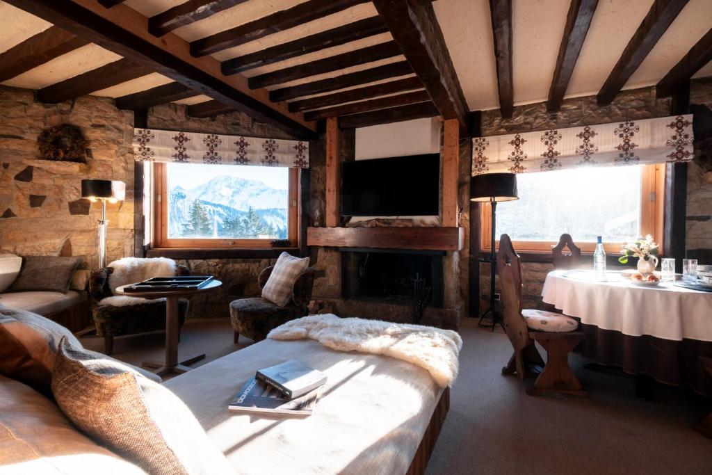 un salon avec un canapé et une table dans l'établissement Alpes Hôtel du Pralong, à Courchevel