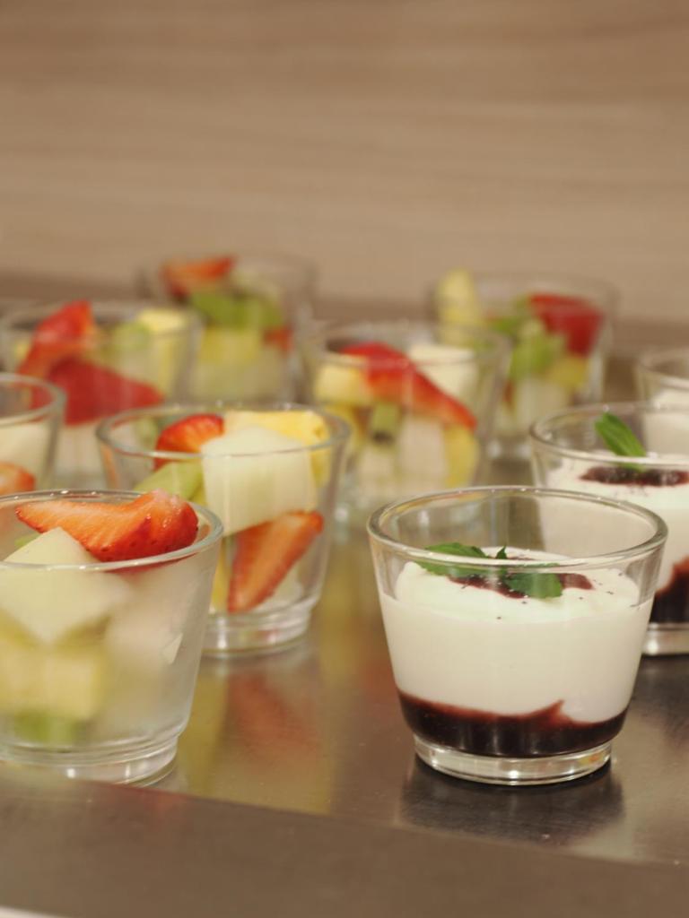 une rangée de verres remplie de différents types de desserts dans l'établissement Hotel Angelo, à Caorle