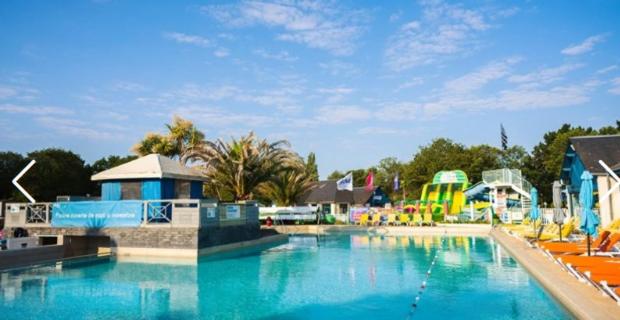 une grande piscine avec un parc aquatique dans l'établissement MOBIL-HOME TOUT CONFORT, 3 CHAMBRES, Domaine de Kerlann, à Pont-Aven