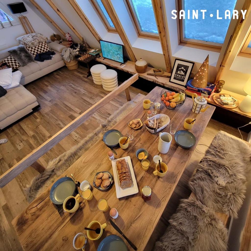 - une vue sur la table dans le salon dans l'établissement Chalet 6-9 pers St Lary Alt1700m -100mdespistes classé 4 étoiles, à Saint-Lary-Soulan