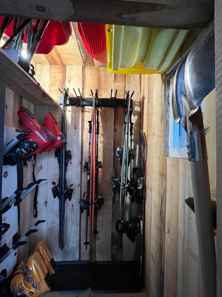 - une chambre avec du matériel de ski dans l'établissement Chalet 6-9 pers St Lary Alt1700m -100mdespistes classé 4 étoiles, à Saint-Lary-Soulan