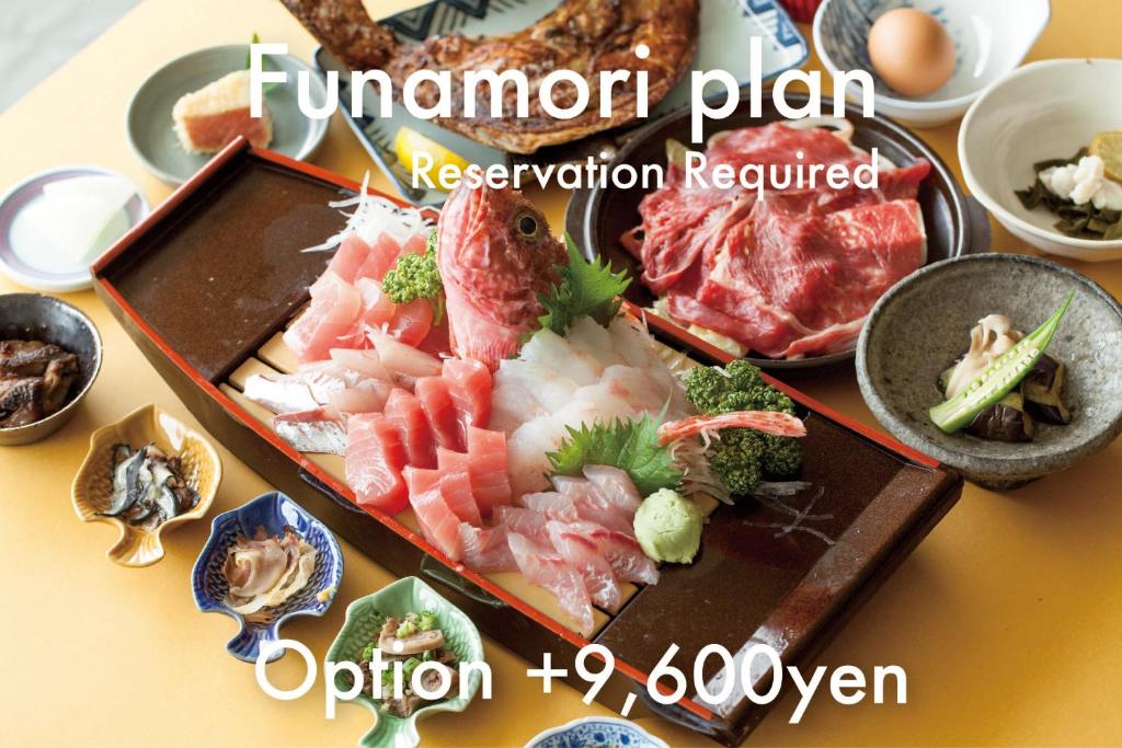 - une table avec des assiettes de sushis et de fruits de mer dans l'établissement Wakatake, à Katsuura