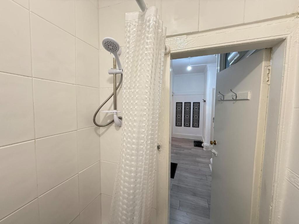 2 Bed Flat - Street Parking 3