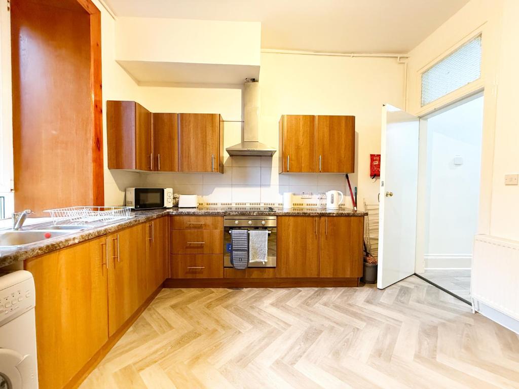 2 Bed Flat - Street Parking 4