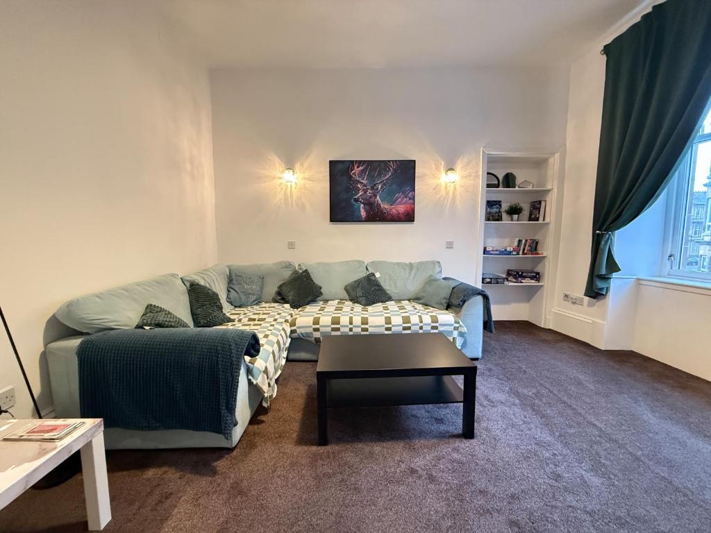 2 Bed Flat - Street Parking 5