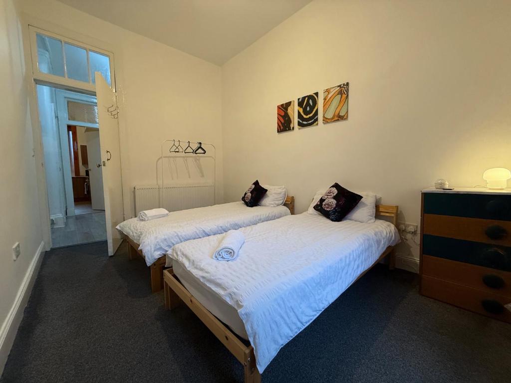 2 Bed Flat - Street Parking 6