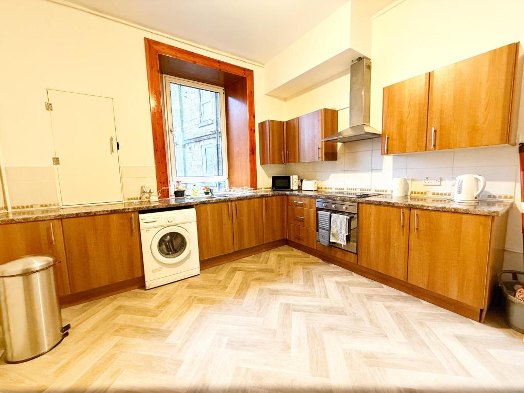 2 Bed Flat - Street Parking 8