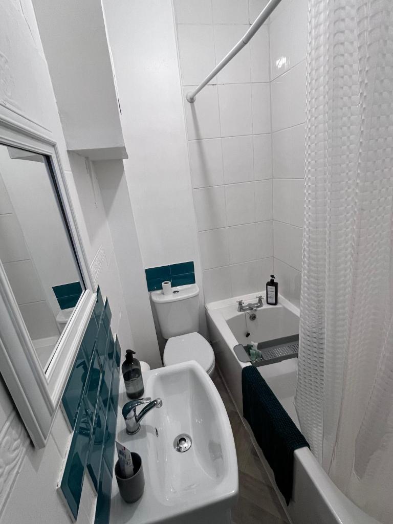 2 Bed Flat - Street Parking 7
