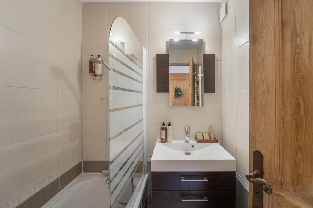 une salle de bain blanche avec un lavabo et une douche dans l'établissement Chalet Chamois - central modern Duplex for 6 by Avoriaz Chalets, à Avoriaz