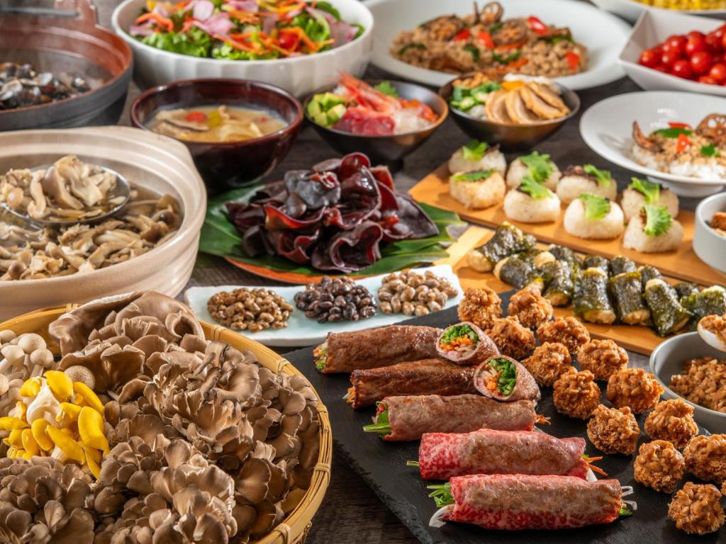 une table garnie de nombreux types d'aliments différents dans l'établissement Kamenoi Hotel Tsukubasan, à Tsukuba