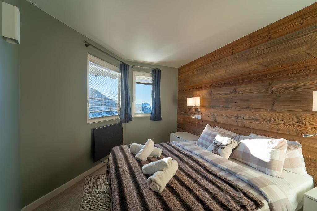 une chambre avec un grand lit avec des serviettes dessus dans l'établissement Chalet Sapin by Avoriaz Chalets, à Avoriaz