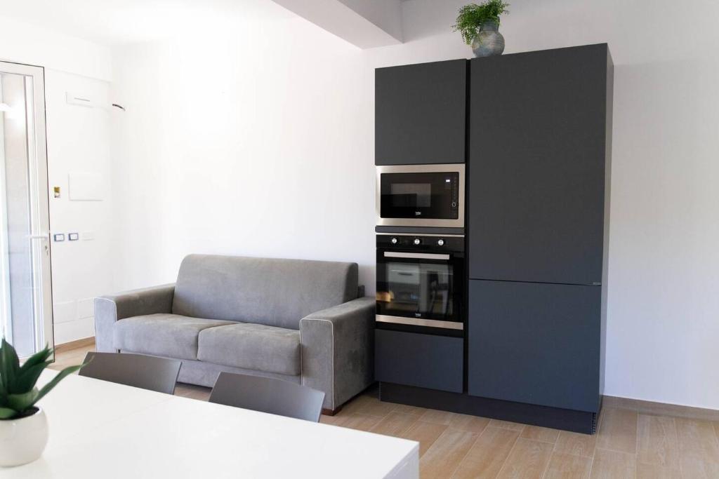 - un salon avec un canapé et un four micro-ondes dans l'établissement Villa San Giorgio Sciacca, à Sciacca