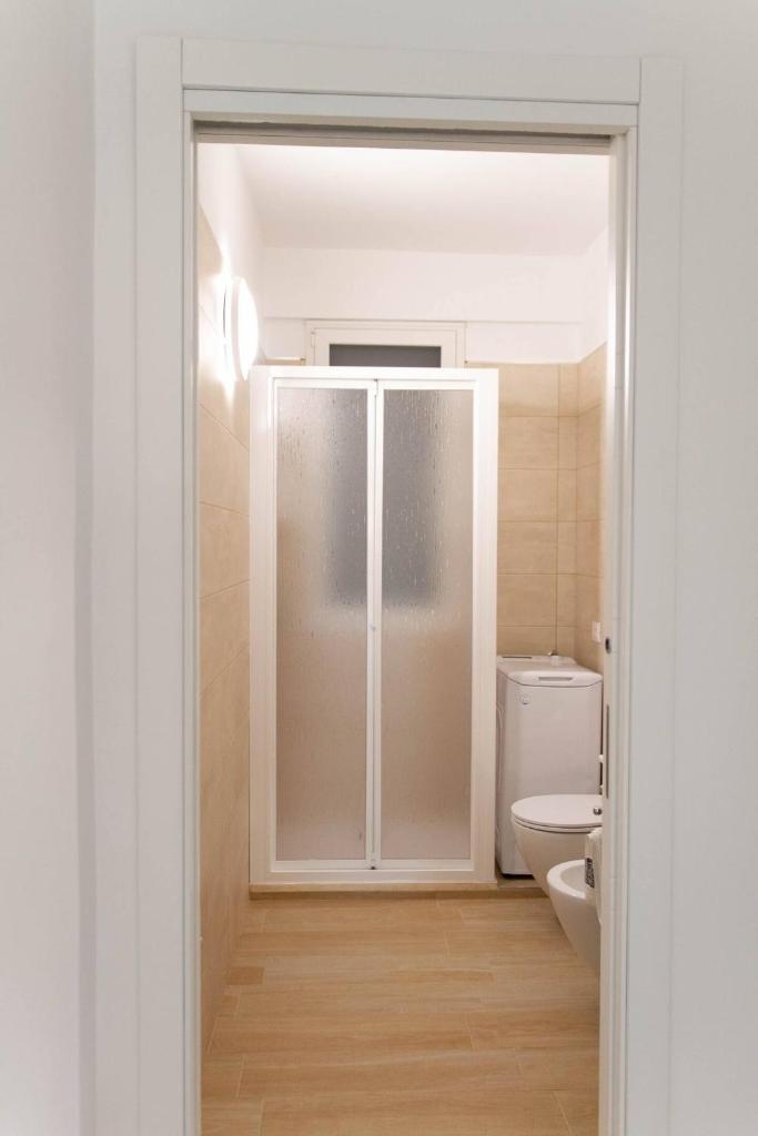 La salle de bains est pourvue de toilettes et d'une porte en verre. dans l'établissement Villa San Giorgio Sciacca, à Sciacca 78 autres photos