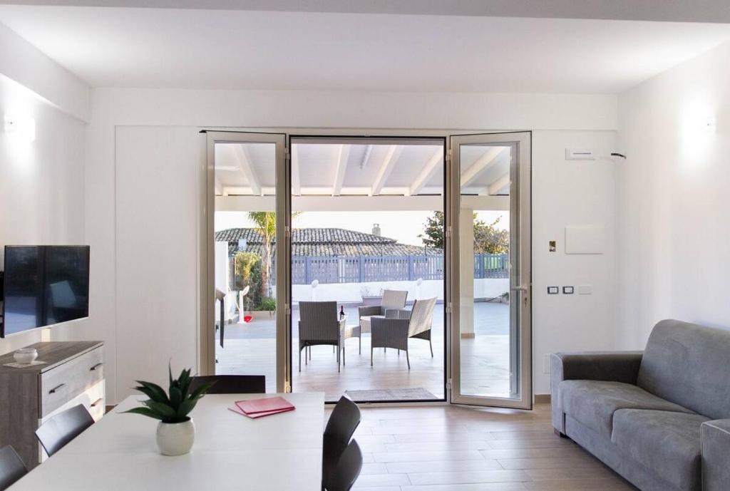 un salon avec un canapé et une table dans l'établissement Villa San Giorgio Sciacca, à Sciacca