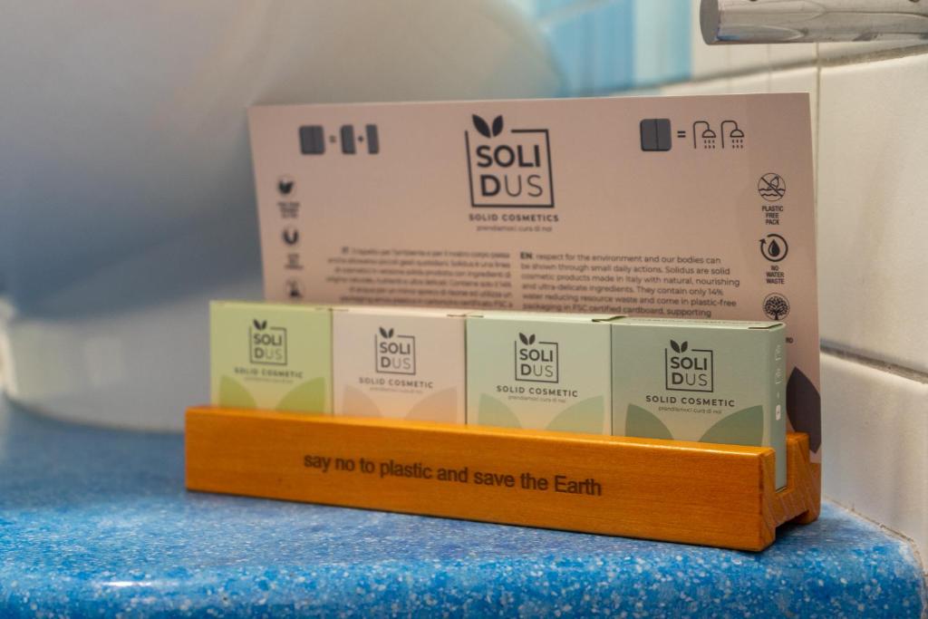 une boîte assise au-dessus d'un comptoir bleu dans l'établissement Elaia Garden Hotel, à Sperlonga