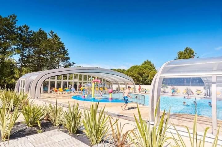 - une piscine avec des personnes dans l'établissement Le Bois Dormant, à Saint-Jean-de-Monts